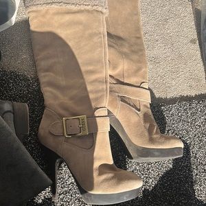 Guess light tan boots used. Smoke pet free home